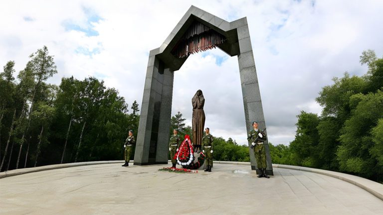 Подробнее о статье Мемориал «Скорбящая мать»