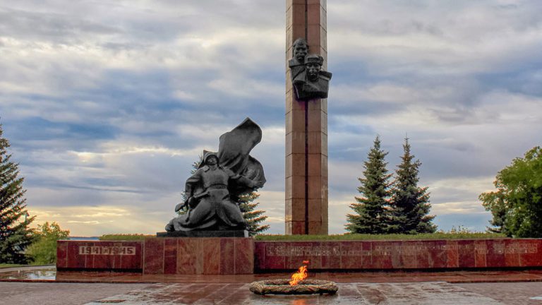 Подробнее о статье Памятник Александру Матросову и Миннигали Губайдуллину