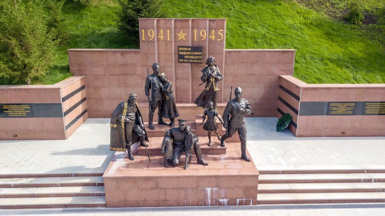 Подробнее о статье Памятник «Землякам ушедшим на фронт посвящается»