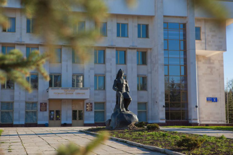 Подробнее о статье Памятник Салавату Юлаеву в Уфе перед зданием Государственного собрания — Курултая Республики Башкортостан