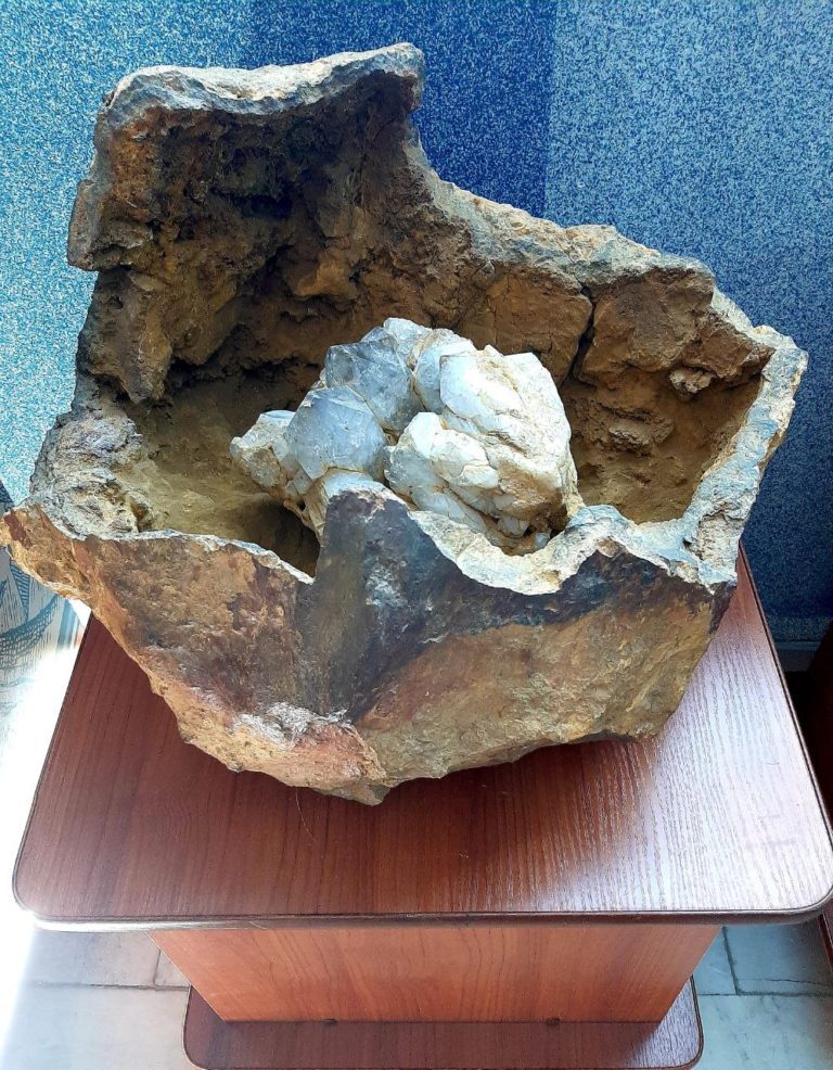 Жеода бурого железняка с друзой кварца