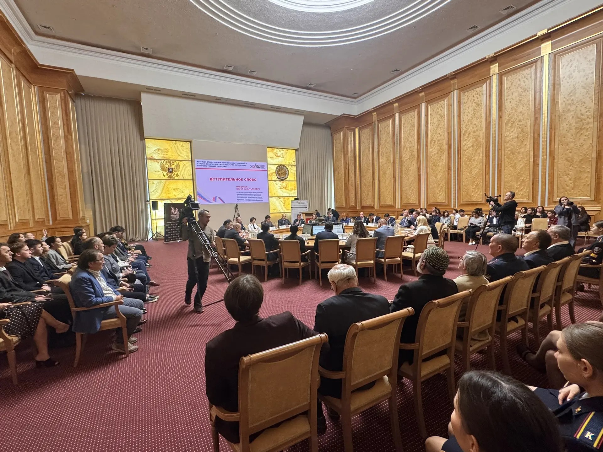 В Конгресс-холле «Торатау» проходит круглый стол, посвященный Дню солидарности в борьбе с терроризмом